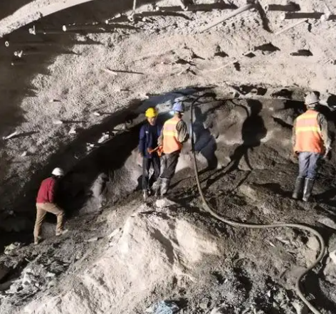 尖山拱顶带模注浆料的施工流程及注意事项